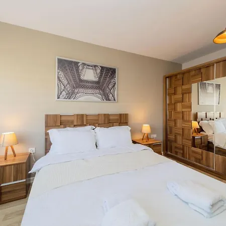 Convenient Flat With Balcony In Konyaalti Apartment *