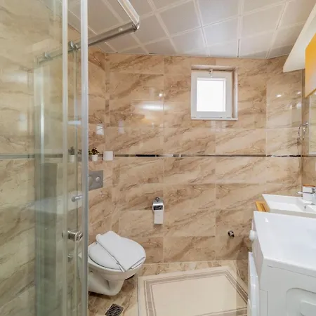 Convenient Flat With Balcony In Konyaalti Apartment *